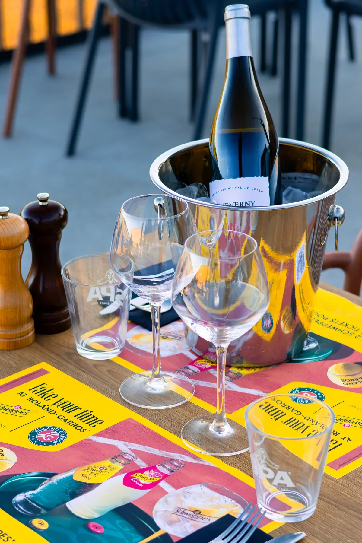 Une table dressée sur la terrasse du 1370 Clubhouse